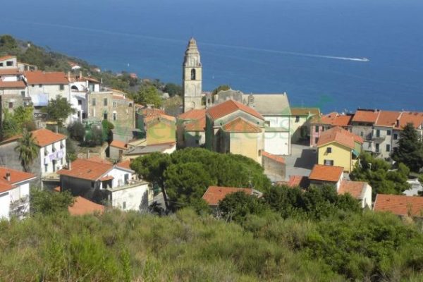 Alla scoperta del borgo di Cipressa e di Villa Biener: l’11 agosto passeggiata tra ulivi e mosaici d’autore