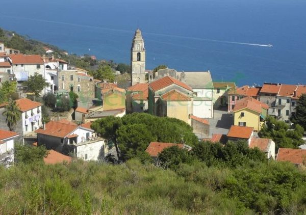 Alla scoperta del borgo di Cipressa e di Villa Biener: l’11 agosto passeggiata tra ulivi e mosaici d’autore