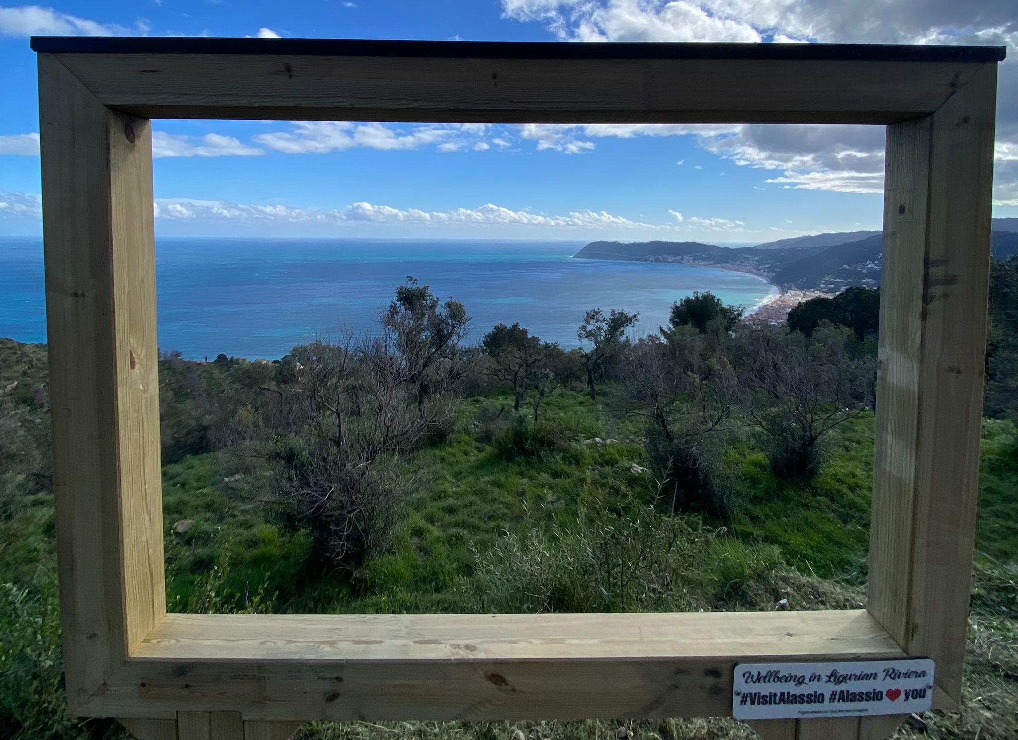 Il progetto di manutenzione dei sentieri di Alassio in stato avanzato di realizzazione, corredato da colonnine di riparazione e ricarica e selfie station