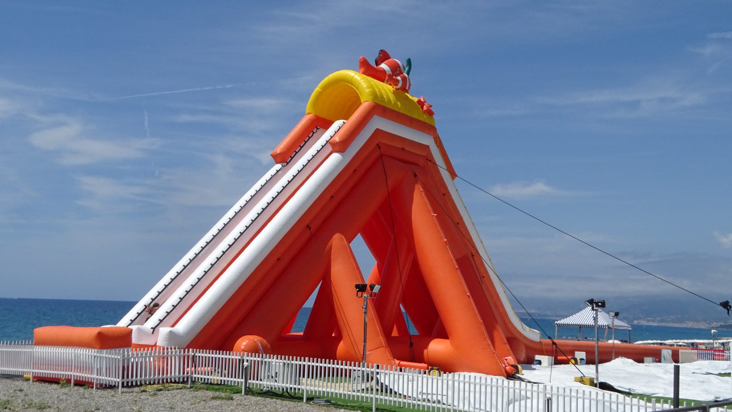 Al via l’edizione 2024 del parco giochi Vallecrosia Beach e il ritorno dello scivolone acquatico da 50 mt. Il più grande della Liguria e giochi gonfiabili per i più piccoli