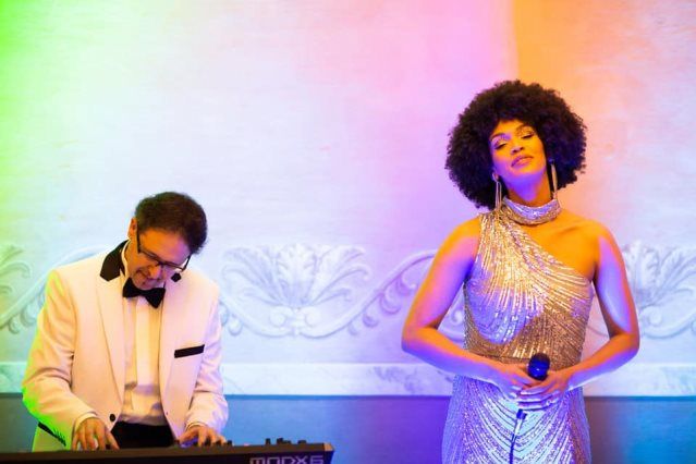 Sabato a Varazze Nicole Magolie e la sua Band: un Tributo alle Icone della Musica Pop