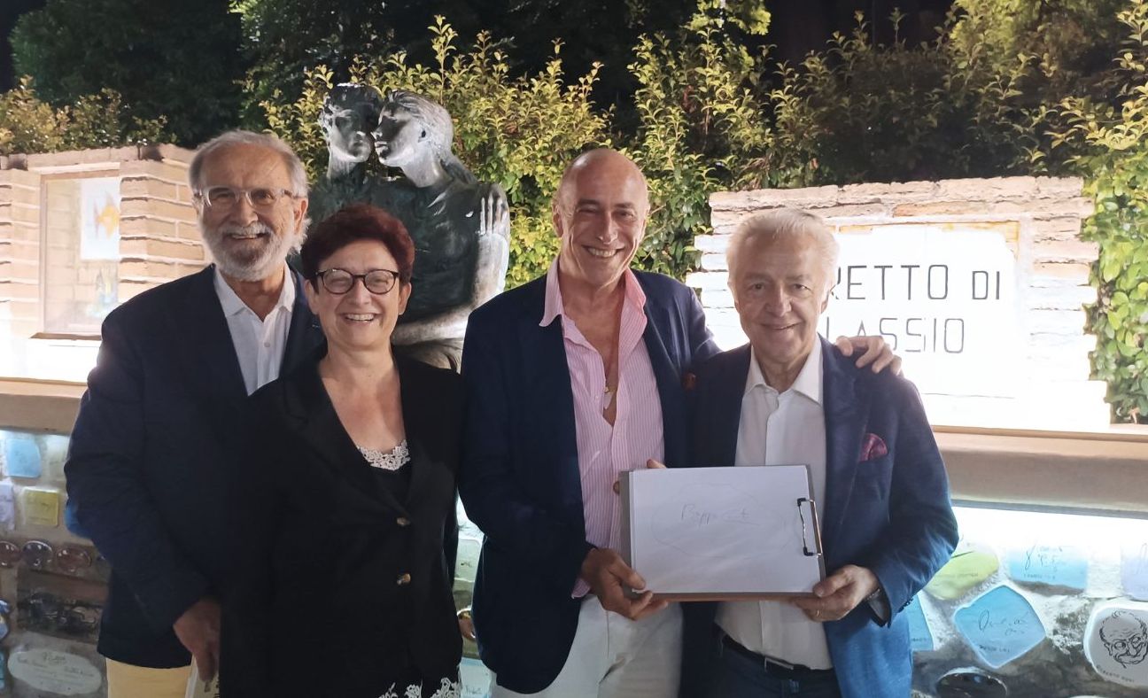 Una nuova piastrella per il Muretto di Alassio, firmata ieri da Beppe Conti