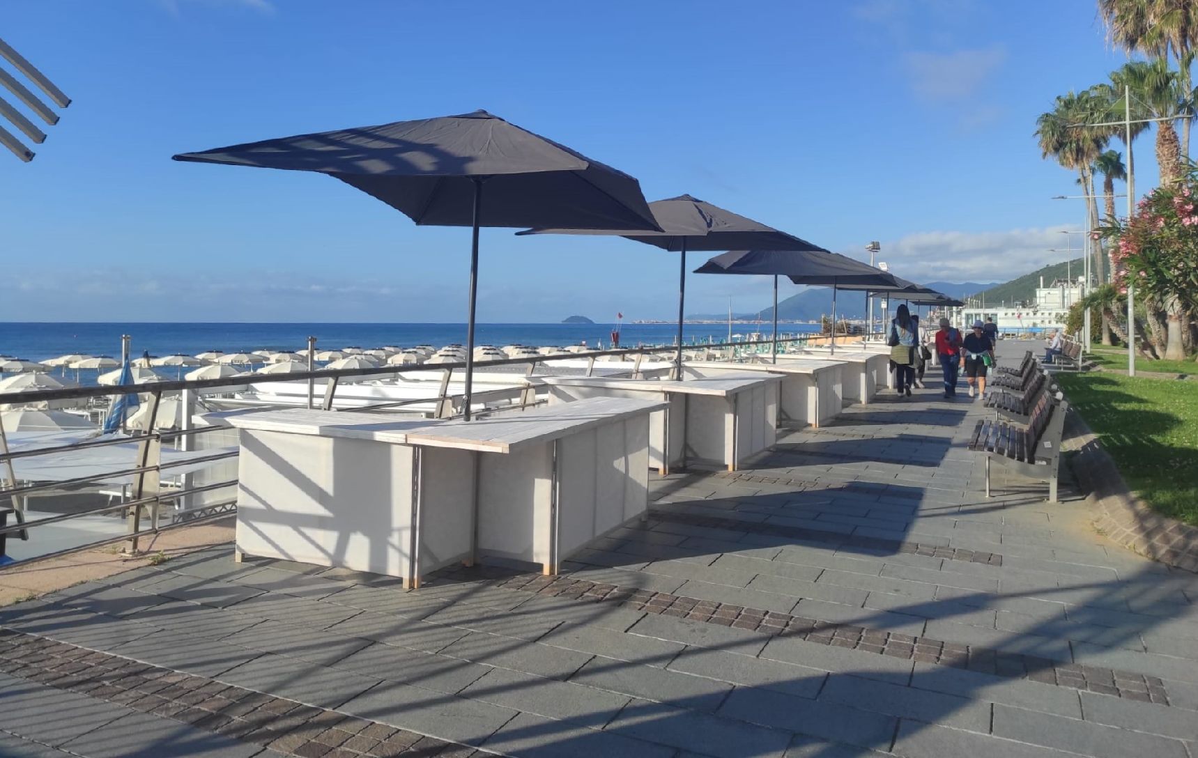 Shopping vista mare e musica itinerante sulla passeggiata di Loano torna il “Desbarassu de Loa”