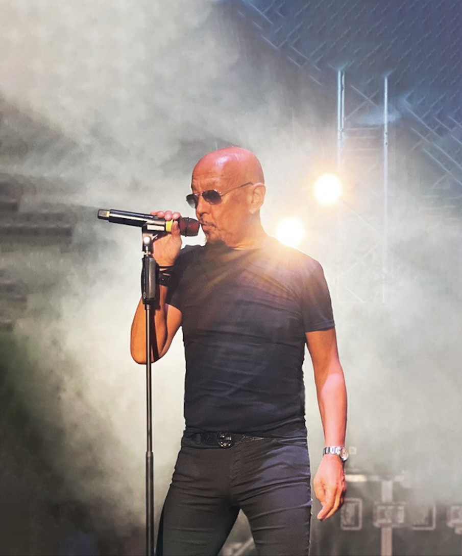 La grande musica italiana ancora protagonista a Loano: Enrico Ruggeri in concerto il 20 agosto in piazza Italia