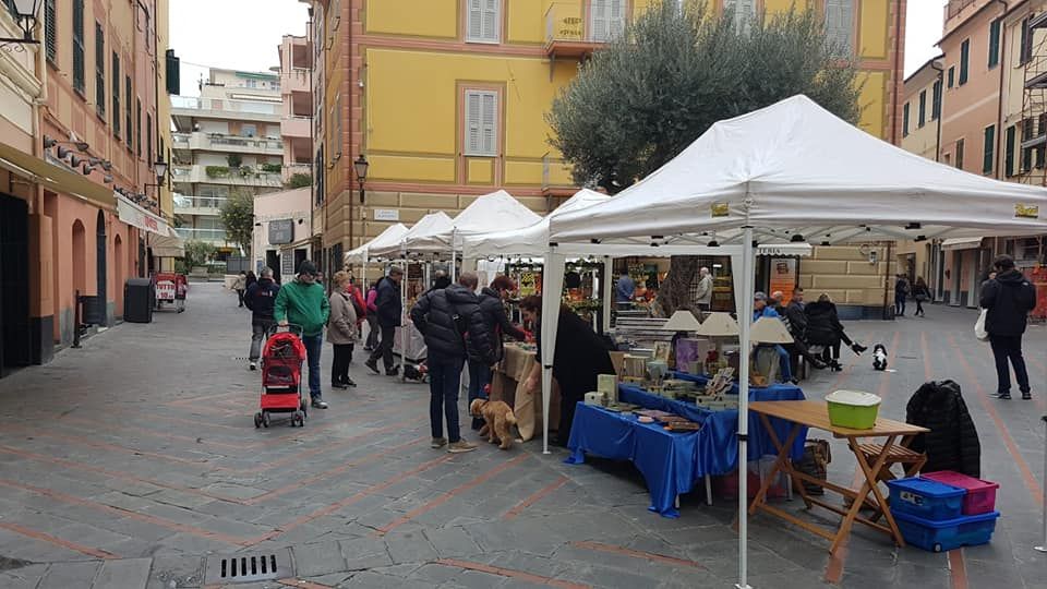 Loano, in piazza Massena doppio appuntamento con il mercatino degli artigiani e degli artisti