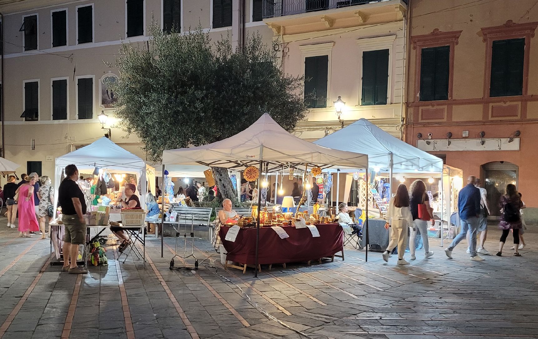 Loano, doppio appuntamento con il mercatino degli artigiani e degli artisti