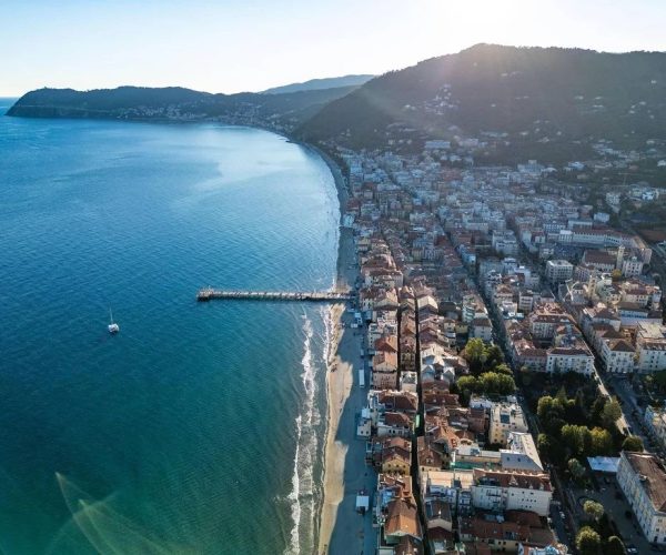 Al via ad Alassio “Frazionando”, la rassegna che porta la musica nei luoghi più caratteristici della Città del Muretto, tra piazze, quartieri e frazioni