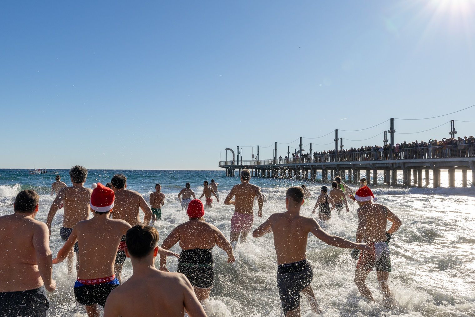 Tradizione e adrenalina ad Alassio Chrismas Town: in arrivo a Santo Stefano il mitico Cimento Invernale e il 28 dicembre l’emozione del volo in parapendio