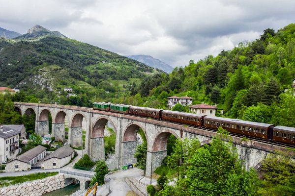 Il treno d’epoca riabbraccia Ventimiglia: paesaggi mozzafiato e degustazioni sulla linea internazionale