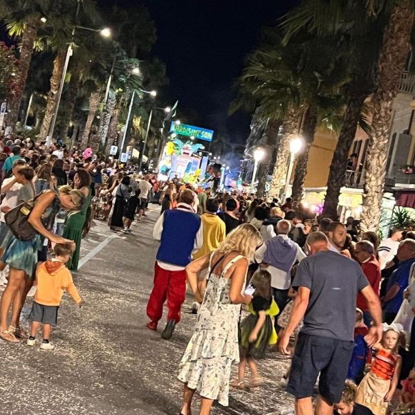 Loano, tutto pronto per Carnevalöa Summer Edition: il 25 luglio sfilata dei carri sul lungomare