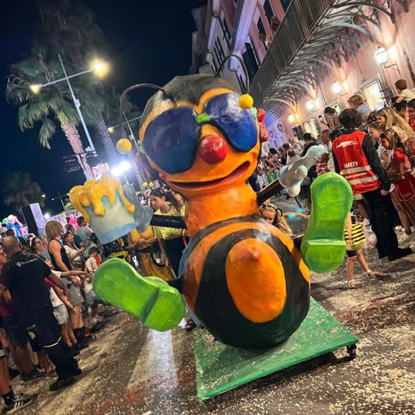 Loano, tutto pronto per Carnevalöa Summer Edition: il 25 luglio sfilata dei carri sul lungomare
