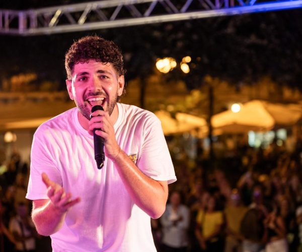Alassio diventa “Una Città che Canta”: due giorni di musica tra la spiaggia e Piazza Partigiani