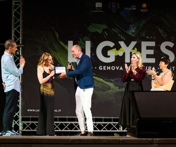 Barbara d’Urso ha ricevuto il primo Premio “Alassio per la TV” e firmato la piastrella del celebre Muretto