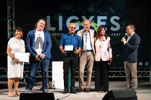 Premio Alassio Musica 2026 a Enrico Ruggeri: racconti, canzoni e firma per il Muretto