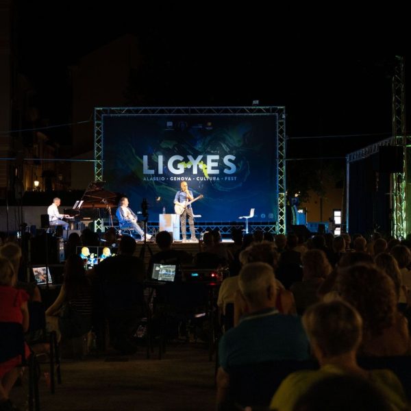 Premio Alassio Musica 2026 a Enrico Ruggeri: racconti, canzoni e firma per il Muretto