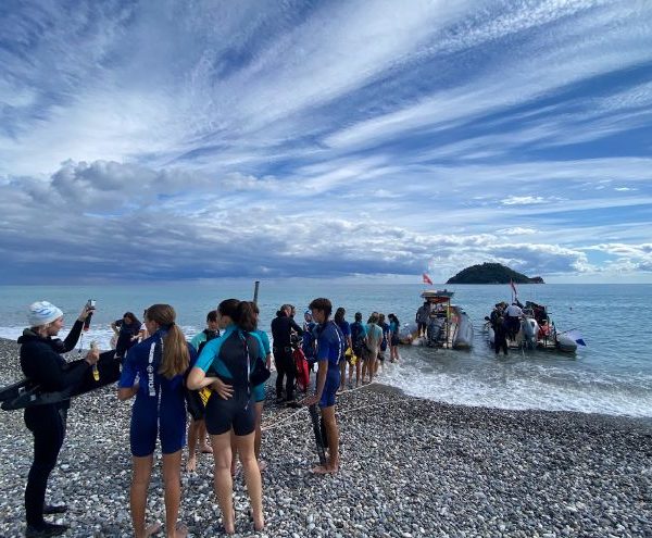 Magia serale ad Albenga: tutti i giorni a bordo del “Tramballero” tra fascino storico e divertimento