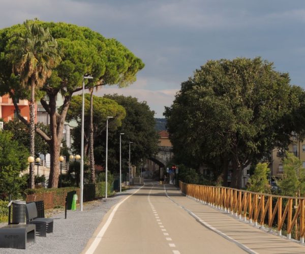 “Aperiloco” ad Andora: festa sotto i pini tra cibo, cultura e il gioco delle petanque