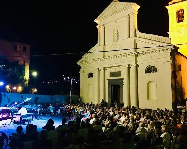 A San Bartolomeo al Mare al via il Rovere d’Oro 2026, giovani talenti da tutto il mondo regalano emozioni sotto le stelle