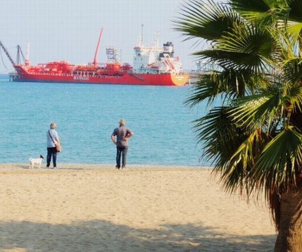 Apericena e dj set a Vado Ligure per salutare la stagione: il Bar Ristorante Centro Nautico Vadese si tinge di anni ’80 e ’90