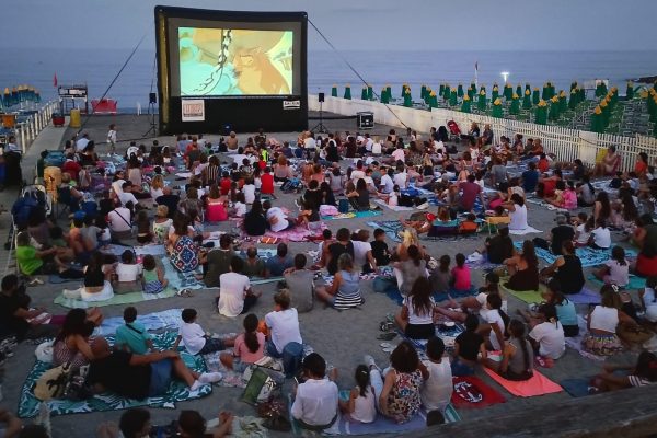 “Cinema in spiaggia” a Loano: il 26 agosto la rassegna si chiude con “Alice nel paese delle meraviglie”