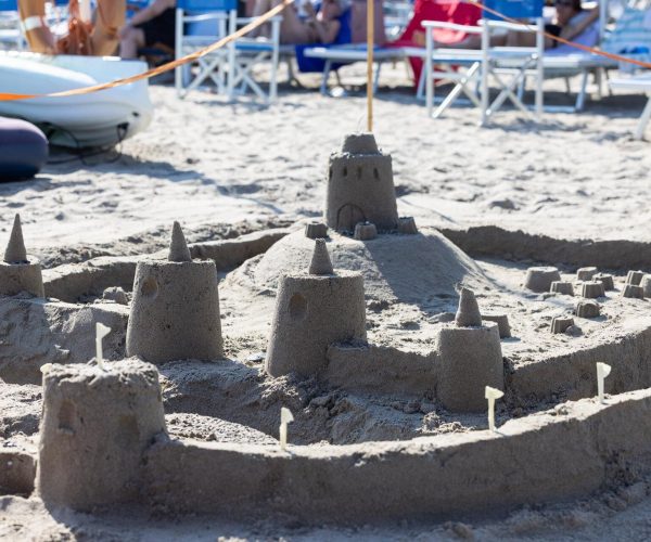 Magia in riva al mare: l’arte dei castelli di sabbia conquista la spiaggia di Alassio