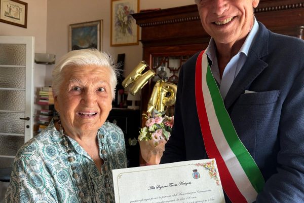 Traguardo secolare nella Città del Muretto: il sindaco Melgrati omaggia l’ex maestra Teresa per i suoi 100 anni