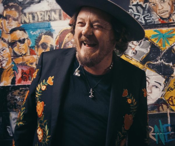 Alassio celebra Zucchero nella notte di San Lorenzo: intervista esclusiva, docufilm e firma sul Muretto