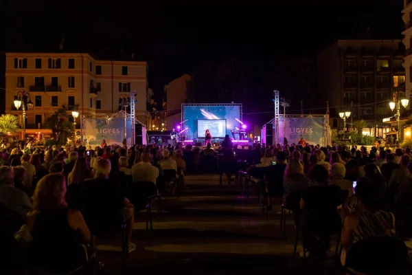 “Alassio sotto le stelle”: mercoledì 9 settembre un grande viaggio musicale nella storia del Festival di Sanremo