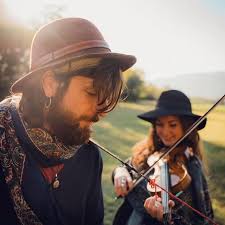 Ottobre De André ad Albenga: musica e spiritualità nell’Oratorio della Misericordia con i buskers Sara e Sergio
