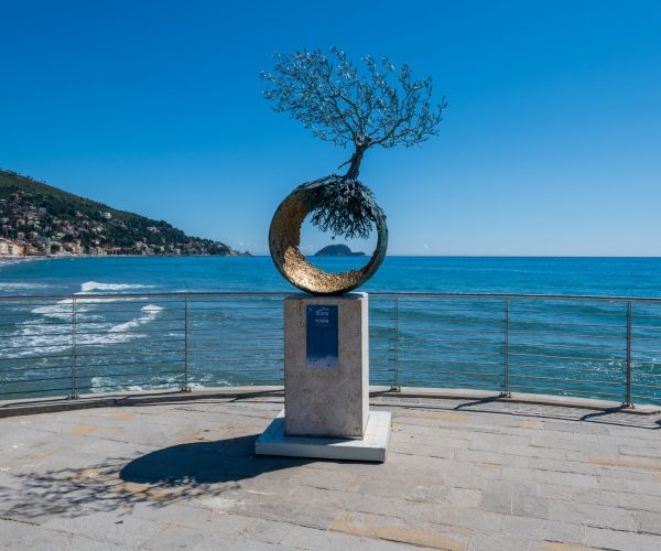 “Immagina un Mondo Nuovo” e “L’amore genera vita”: le opere di Andrea Roggi protagoniste ad Alassio fino a inizio novembre