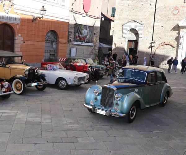 Fascino senza tempo in Piazza San Michele: Albenga si prepara ad accogliere le auto d’epoca